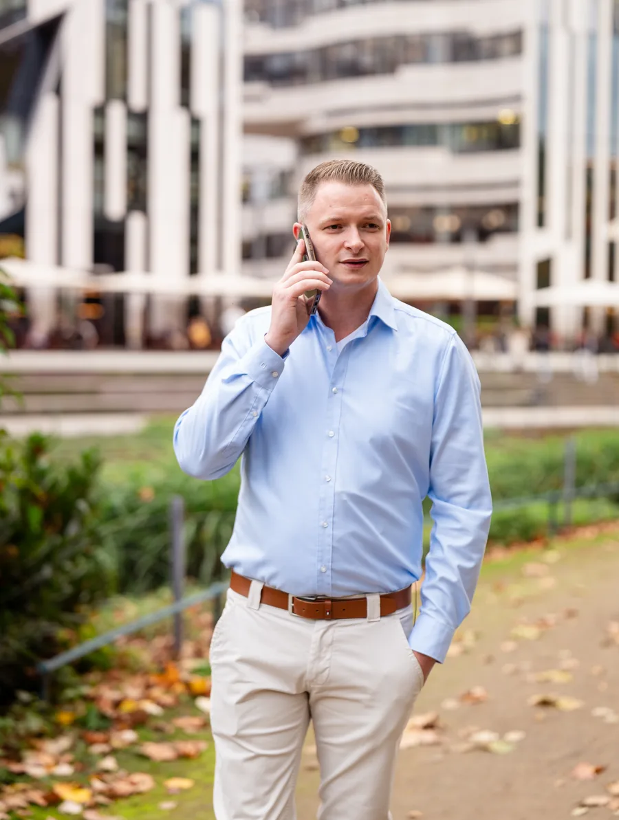Sascha P. Forbach am Telefon
